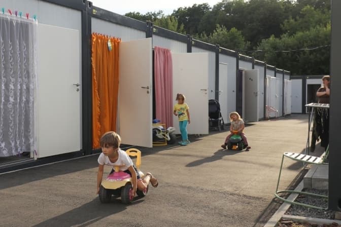 Хлопчика, що народився у модульному містечку на Сихові, назвали на честь священника