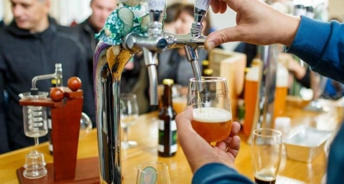 У столичних кафе та ресторанах подовжили час продажу алкоголю