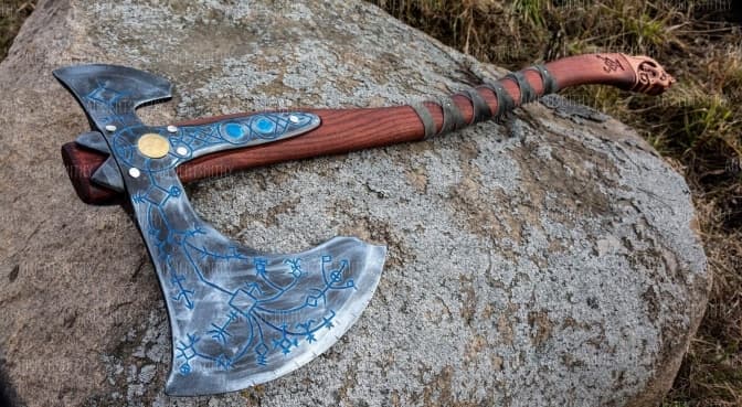 Житель Гостомеля відновив виробництво автентичних сокир вікінгів завдяки гранту