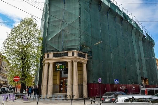 Надбудову на пам'ятці архітектури у Львові, за яку місто судиться з Григорієм Козловським, досі не прибрали