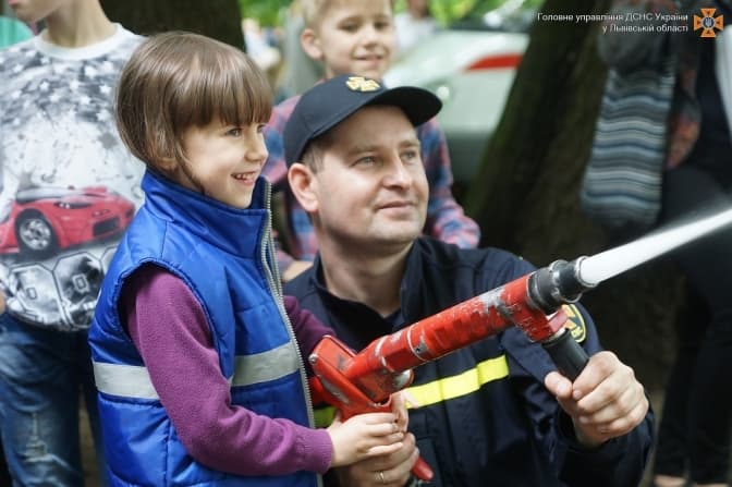 Львівські рятувальники кличуть дітей на виставку техніки та знайомство з пожежними
