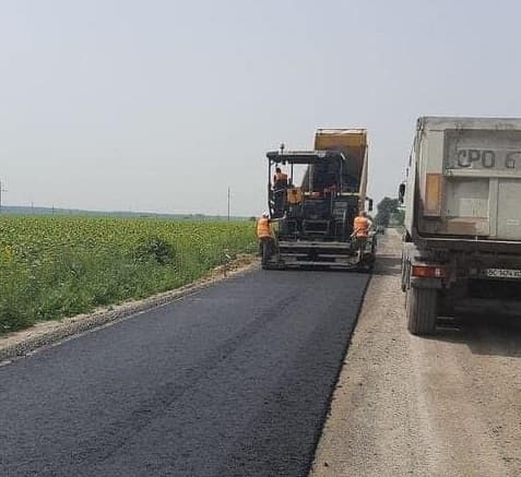Польський підрядник призупинив ремонт прикордонної дороги на Львівщині