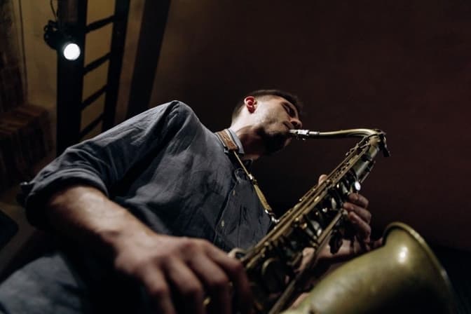 Джаз у пандемічно осінньому Львові. Історія саксофоніста, який вразив публіку шаленим соло