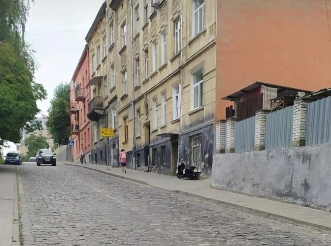 На одній із вулиць Львова обмежили зупинку автомобілів