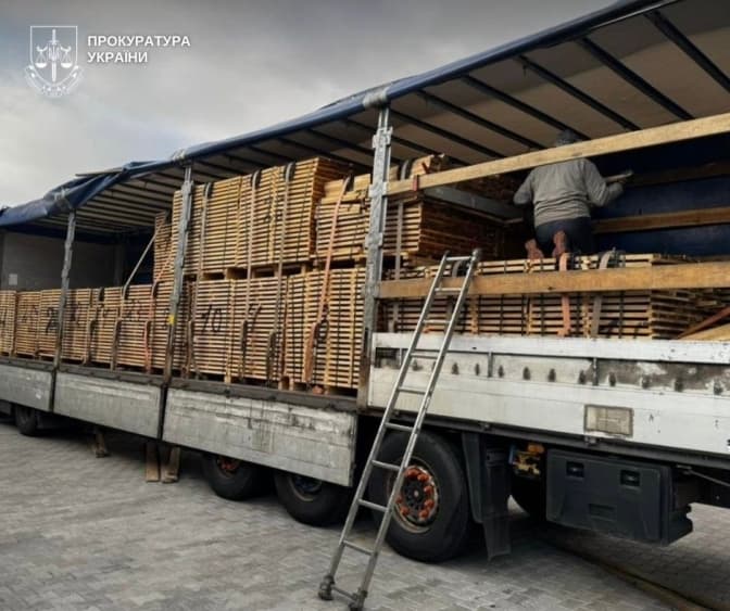 У Києві судитимуть чоловіка, який намагався вивезти за кордон дубову деревину на понад 700 тисяч гривень