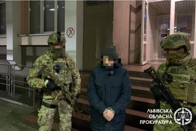 На Львівщині на систематичному вимаганні хабарів викрили інспектора Галицької митниці
