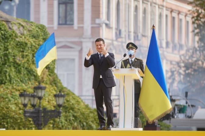 «Шльопки» до Дня Незалежності та репресії в Білорусі / Навального таки отруїли. Головне за минулу добу