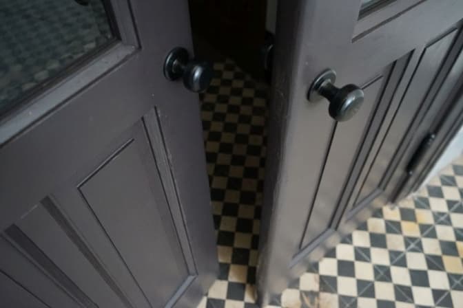 На Коновальця у Львові відновили рідкісні двері з ялиці. Фото до і після