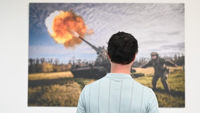 У Києві відкрилася благодійна виставка «Квіти війни»