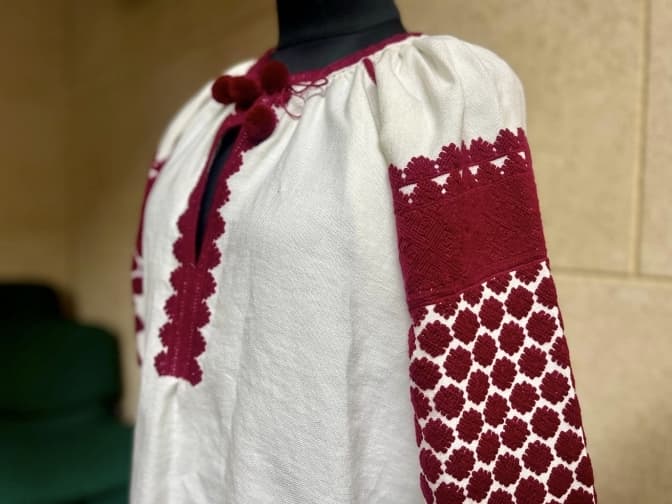 У Львові презентували відновлену унікальну покутянську вишиванку