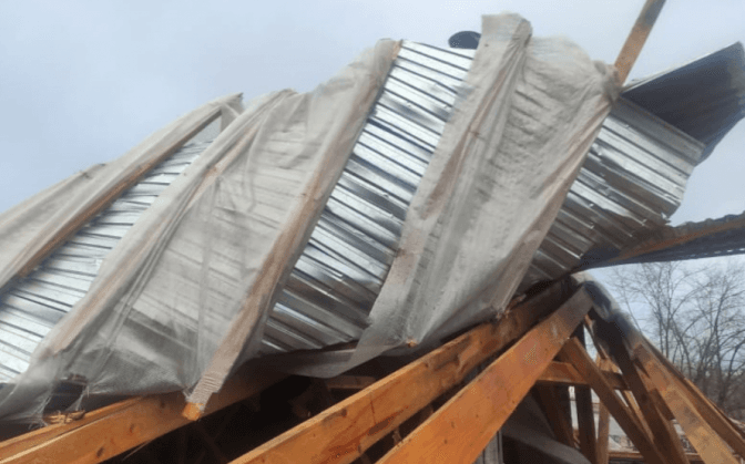 Сильний вітер на Львівщині пошкодив дах гімназії та лікарні