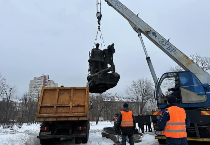 У Києві демонтували пам'ятник екіпажу бронепоїзда «Таращанець»