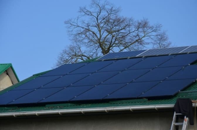 На даху будинку у Львові облашують сонячну електростанцію