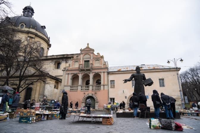 У центрі Львова демонтують два МАФи