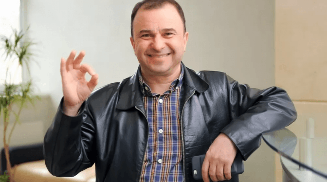 У мережі жартують, що скандал з перепусткою Віктора Павліка нагадав про існування співака