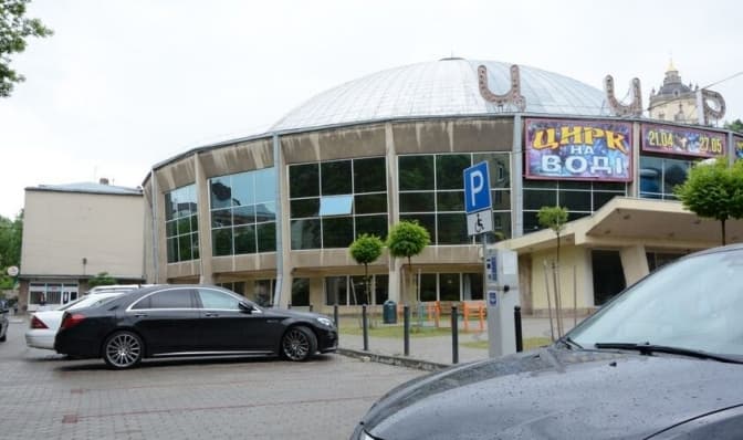 У Львові ще на двох вулицях відкрили паркувальні майданчики