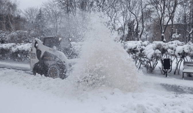 Уночі у Львові чергуватиме снігоочисна техніка через посилення снігопаду