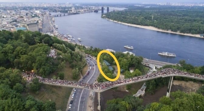 Росіянин задля забудови під «мостом Кличка» почав знімати дах будівель «Мінеральних вод» - активіст