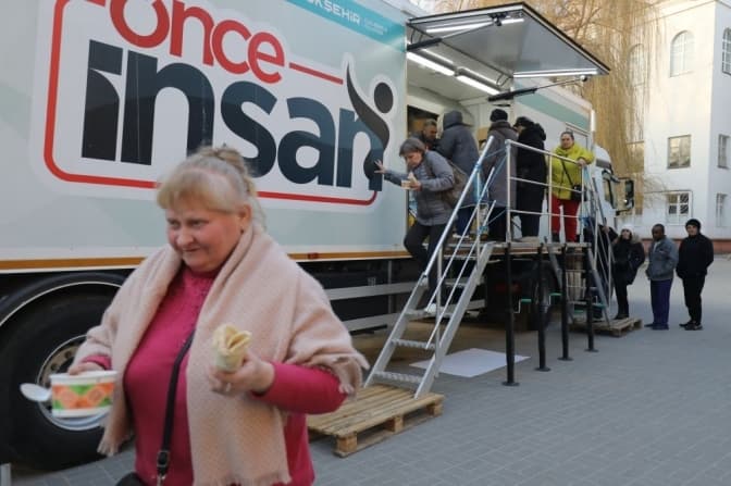 У Львові турецькі кухарі готують для вимушено переміщених українців у мобільній кухні