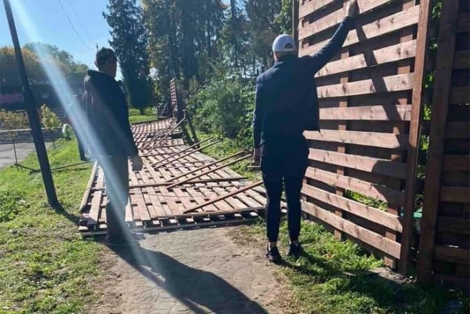 Важкі травми та переломи. Як почувається жінка, на яку в Парку культури впав паркан