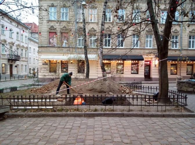У Львові на площі Коліївщини працюють археологи. Що сподіваються знайти
