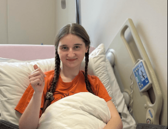 У Львові хірурги видалили 17-річній дівчині кісту яєчника розміром з трилітрову банку