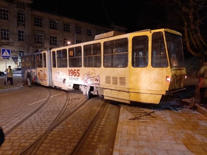 Біля Академії мистецтв трамвай зійшов із колії