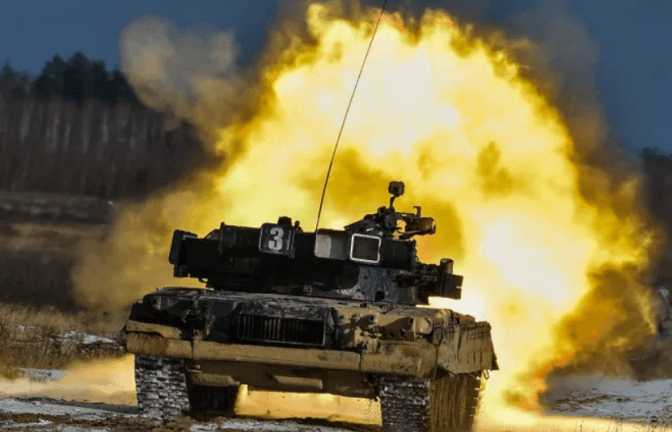 Українські бійці знищили майже тисячу ворожих броньованих машин та три сотні танків