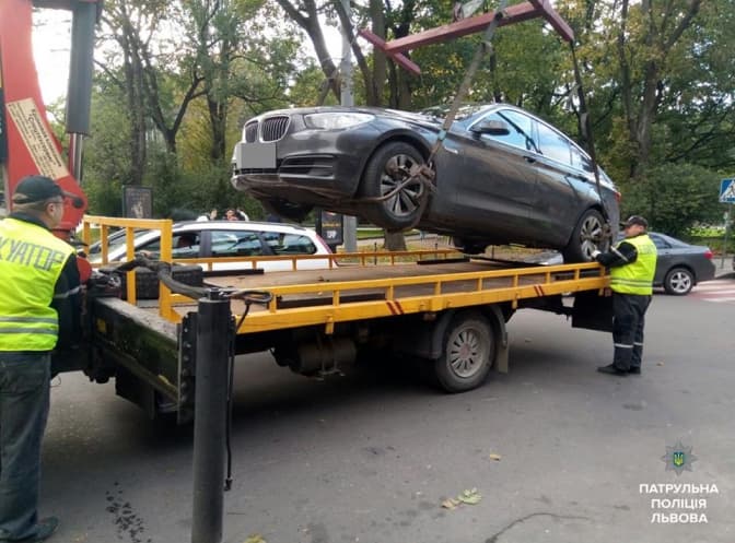 У Львові поліції бракує понятих для евакуації авто-порушників