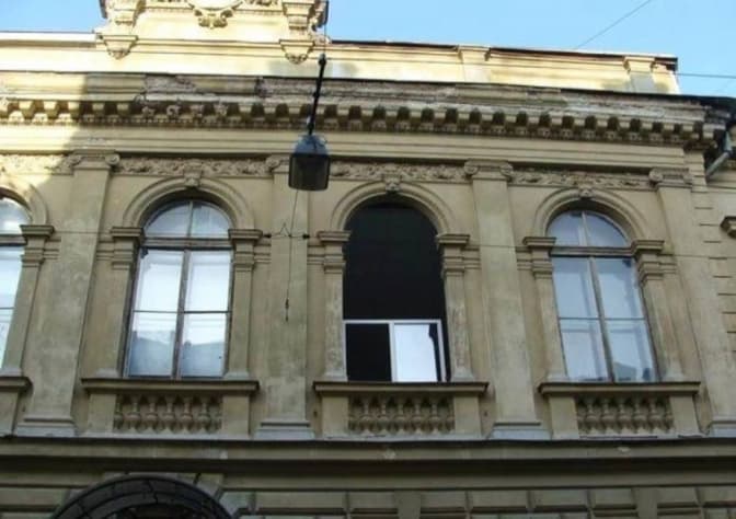 Львівський університет самовільно замінив автентичні вікна у пам'ятці архітектури