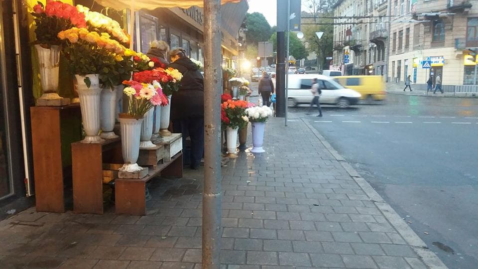 Стрийський ринок має звільнити тротуар протягом місяця. Квіткарям накреслять лінію