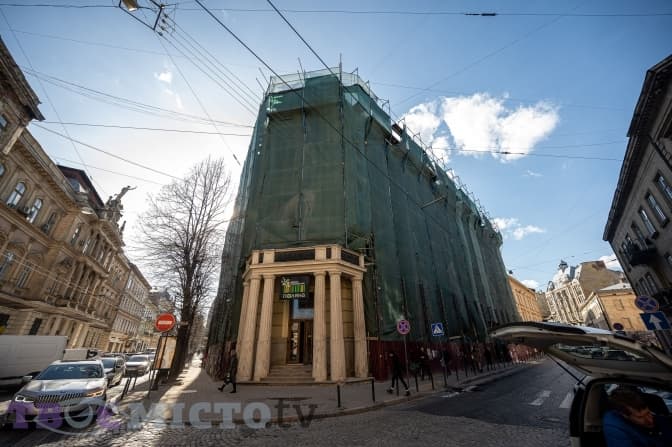 Надбудову на пам'ятці архітектури у Львові, за яку судяться з Козловським, ще не прибрали. Що каже місто