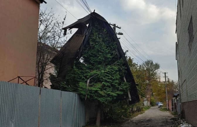 У Львові шквальний вітер повалив дерева та зніс дахи будинків