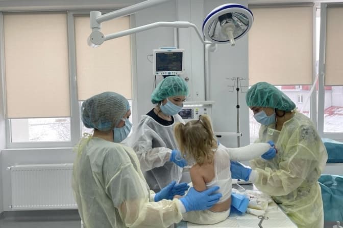 2-річну дівчинку з опіками майже місяць лікують у Львові