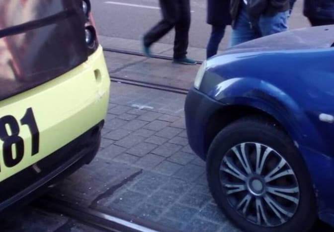 Ситуація на дорогах Львова. Аварія на Угорській між трамваєм та авто