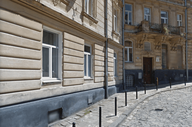 Львівського підприємця оштрафували на 170 тисяч грн за незаконні двері на місці вікна