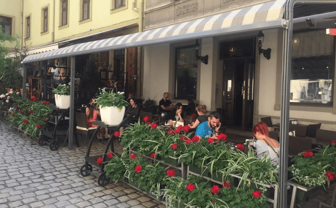 ЛІТНІЙ МАЙДАНЧИК КАВ'ЯРНІ «ЦВІБАК». ФОТО З FACEBOOK-ГРУПИ «ГАРЯЧОЇ ЛІНІЇ МІСТА ЛЬВОВА»