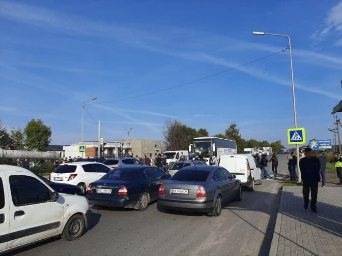 Протестувальники перекрили кільцеву дорогу біля Рудного. Що вимагають