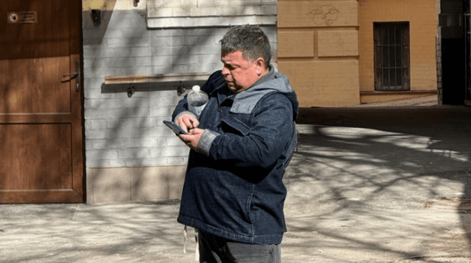 Архітектор, який проводить роботи у пам'ятці на Андріївському узвозі без дозволу ДОКС, напав на інспекторку з охорони культурної спадщини — Маленков