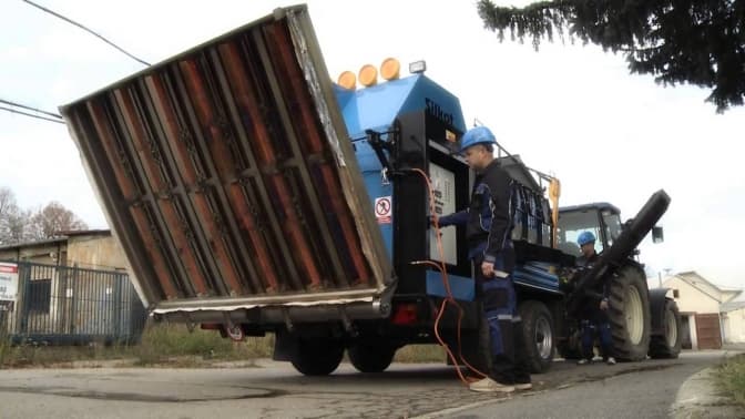 У Львові запрацювала унікальна машина для ремонту доріг взимку. Відео
