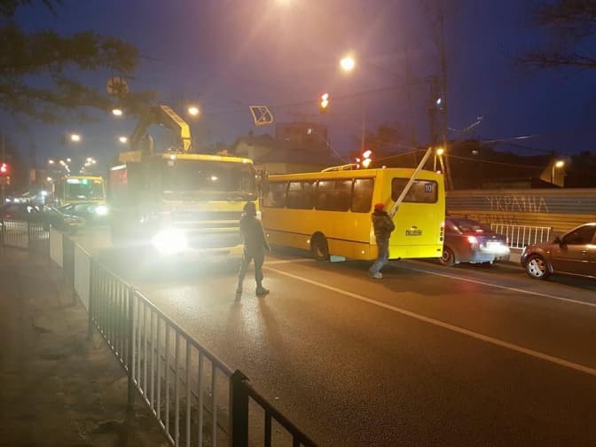 Ситуація на дорогах Львова: затор на Кульпарківській. Фото