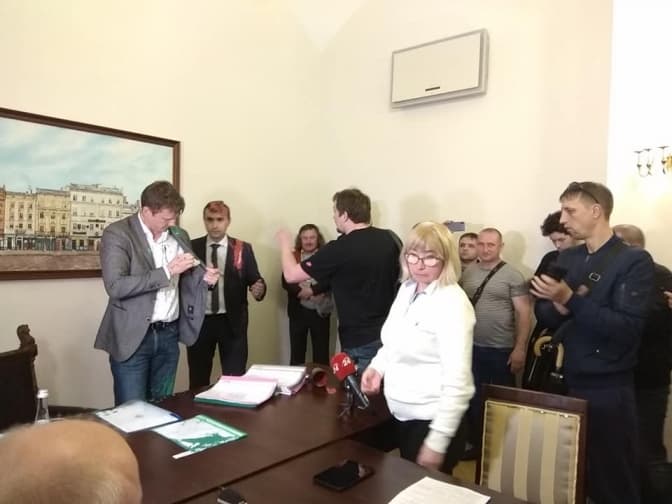 Посадовці міськради, яких облили фарбою на виконкомі, звернулися в поліцію