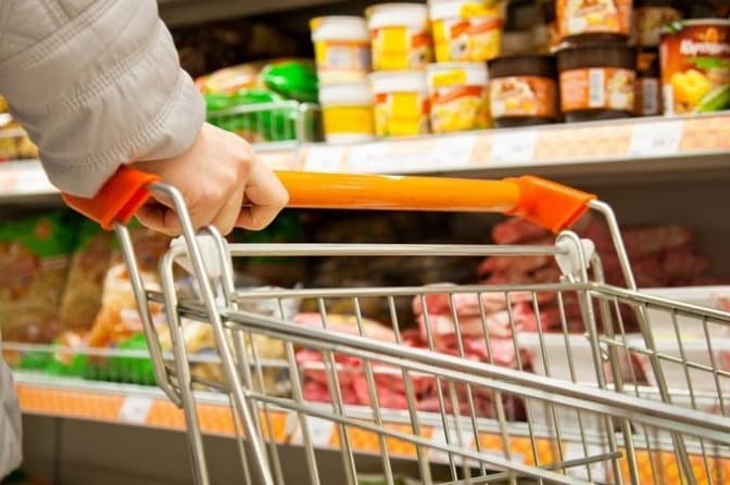 Продукти на Львівщині: яйця, риба й олія подорожчали, свинина та фрукти – подешевшали
