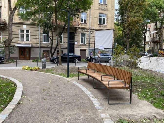 У Львові біля військового госпіталю облаштували сквер