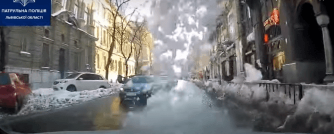 Львів’ян просять не паркувати авто у центрі міста через зсуви снігу з дахів