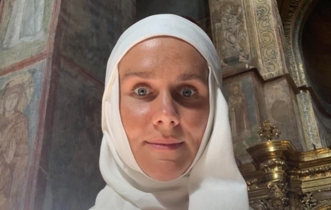 Називає себе «богородицею» та «цілителькою». Колишня власниця кафе в Києві дурить родичів військових