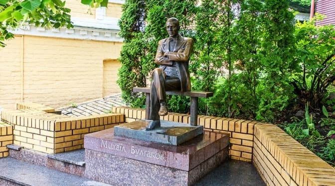 У Києві знову вимагають демонтувати пам’ятник Булгакову