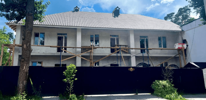 У Ворзелі відбудували знищений російським снарядом таунхаус