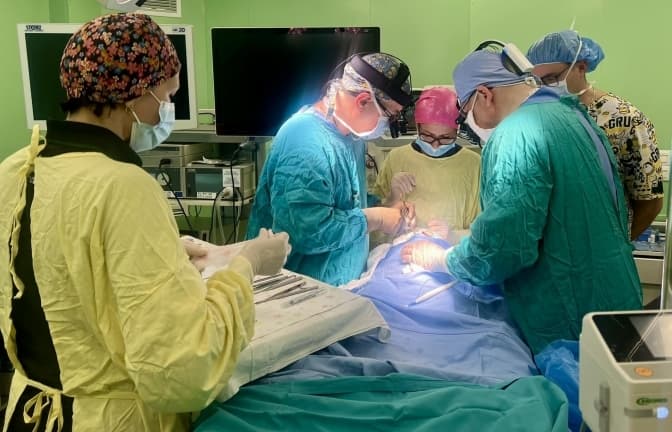 Турецький пластичний хірург прооперував двох дітей у львівській лікарні
