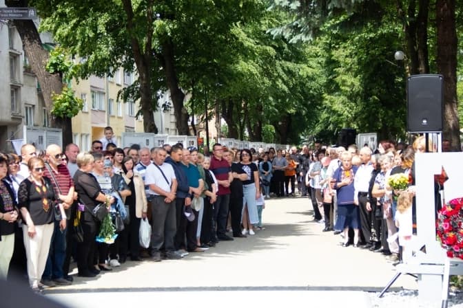 Що не так з похоронами військових у Стрию та: які зарплати у готелях Львова, будівництво нової церкви. Підсумки доби